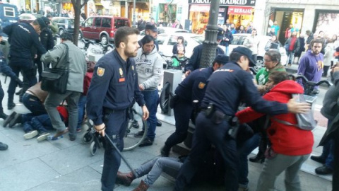 Carga policial en una sucursal de Bankia de Madrid, tras la ocupación de activistas de la PAH. TWITTER