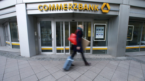 Un peatón pasa por delante de una sucursal de Commerzbank, en Fráncfort. REUTERS/Ralph Orlowski