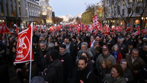 La manifestación convocada por todo el movimiento sindical madrileño en solidaridad con "los 8 de Airbus", que ha transcurrido hoy entre Cibeles y Sol, en Madrid. EFE/Zipi