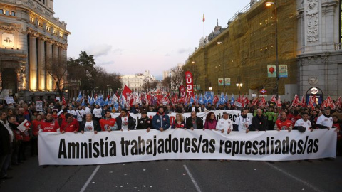 Un momento de la manifestación convocada por todo el movimiento sindical madrileño en solidaridad con "los 8 de Airbus", que ha transcurrido entre Cibeles y Sol, en Madrid. EFE/Zipi