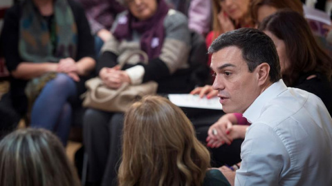 El secretario general del PSOE, Pedro Sánchez, reunido con colectivos y expertos en violencia de género. / EFE