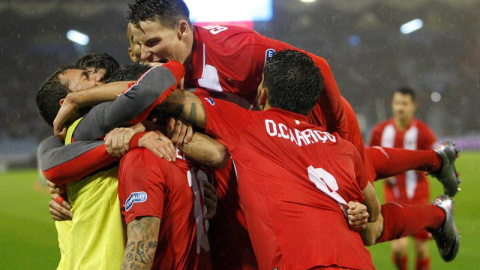 Los jugadores del Sevilla celebran su pase a la final de Copa. EFE /Salvador Sas