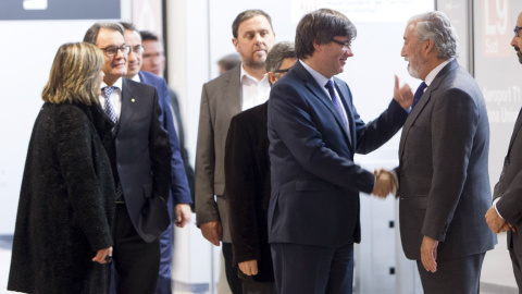 El president de la Generalitat, Carles Puigdemont, saluda al secretario de Estado de Infraestructuras, Julio Gómez-Pomar, en presencia del vicepresidente del Gobierno catalán, Oriol Junqueras y el expresidente de la Generalitat, Arthur Mas,