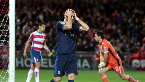 Benzema se lamenta durante el partido ante el Granada. EFE/Pepe Torres