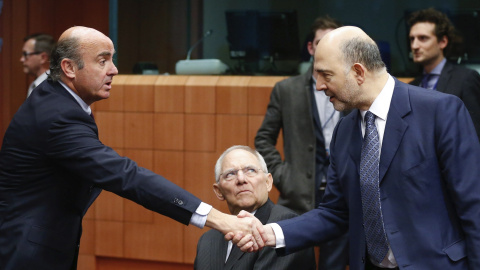 El ministro español de Economía en funciones, Luis de Guindos, saluda al comisario europeo de Asuntos Económicos y Financieros, Pierre Moscovici, en presencia del ministro alemán de Finanzas, Wolfgang Schaeuble. EFE/LAURENT DUBRULE