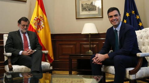 Pedro Sánchez y Mariano Rajoy, durante la reunión que han mantenido este viernes en el Congreso. EFE/Mariscal