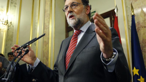 El presidente del Gobierno en funciones, Mariano Rajoy, durante su comparecencia antes los medios tras la runión que ha mantenido esta tarde en el Congreso de los Diputados con el secretario general del PSOE, Pedro Sánchez. EFE/Mariscal