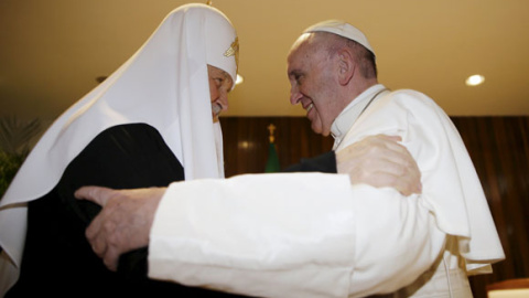 El patriarca ortodoxo ruso Kiril y el papa Francisco se saludan en La Habana. REUTERS/Max Rossi