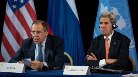 El secretario de Estado estadounidense, John Kerry y el ministro de Exteriores ruso, Sergei Lavrov en una conferencia de prensa tras la reunión del Grupo Internacional de Apoyo a Siria (ISSG) en Munich. EFE