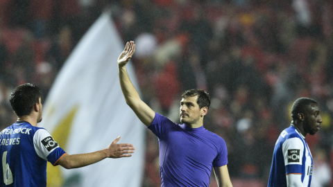 Iker Casillas, portero del Oporto, saluda a los aficionados de su equipo tras ganar al Benfica en Lisboa. - AFP