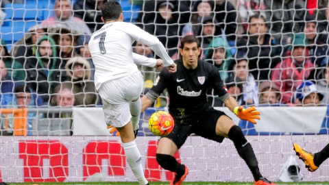 Cristiano Ronaldo bate al portero del Athletic Club Gorka Iraizoz para hacer el cuarto del Madrid. - EFE