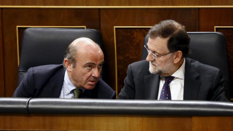 Luis de Guindos, junto a Mariano Rajoy en el Congreso de los Diputados. REUTERS