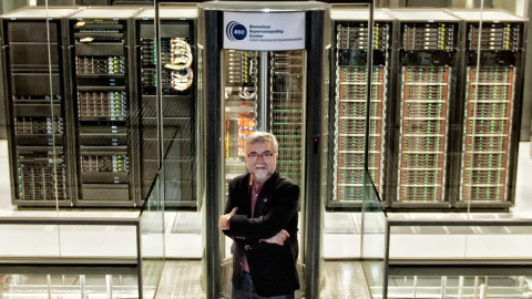 Mateo Valero junto al superordenador Marenostrum. Centro Nacional de Supercomputación