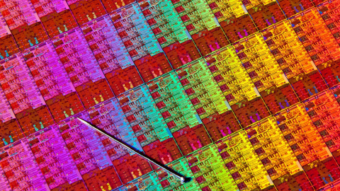 Miles de millones de transistores hacinados en un chip, cuyo tamaño se compara con el de un alfiler.