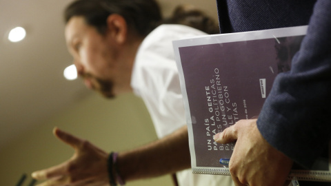 Pablo Iglesias durante la presentación del documento que ha ofrecido a Podemos, IU y Compromís para formar un gobierno de cambio. - REUTERS