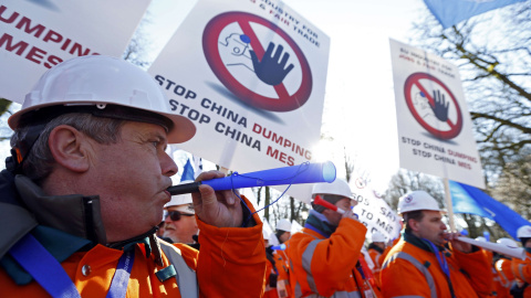 Trabajadores del acero europeos participan en una manifestación en el centro de Bruselas. REUTERS