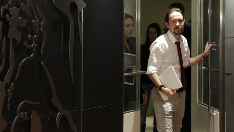 El secretario general de Podemos, Pablo Iglesias, antes de presentar en el Congreso su oferta de programa de gobierno de coalición con el PSOE. EFE/Javier Lizón