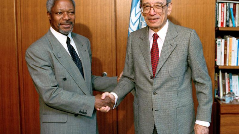 Fotografía de 1996 de Butros Butros Ghali saludando a su sucesor, Kofi Annan, en la sede de la ONU en Nueva York. - EFE