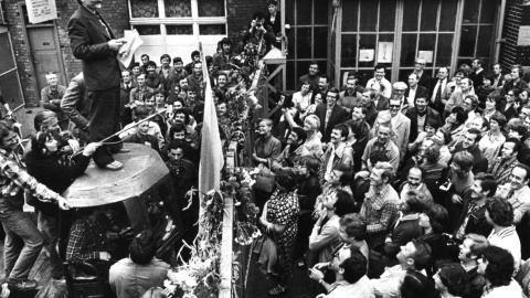 Walesa se dirige a los trabajadores del astillero de Gdansk durante una huelga en 1980. - REUTERS