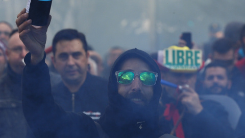 Taxistas durante la manifestación en Madrid.- REUTERS