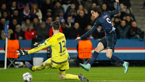 Cavani marca el gol del triunfo del PSG por debajo de la piernas de Courtois. /REUTERS