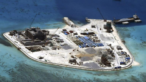 Fotografía de una de las islas del archipiélago paracelso en el arrecife de Mabini donde China construía unas instalaciones el 18 de febrero de 2015. - EFE