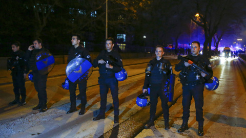 La policía despeja la zona de la explosión, en Ankara, Turquía. 17 de febrero 2016./REUTERS