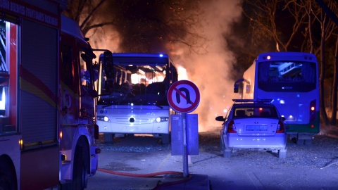 Los servicios de emergencia llegan a la zona de la explosión en Ankara, Turquía./REUTERS/Umit Bektas