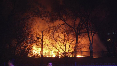 Vista de los servicios de emergencia en el lugar en el que se ha producido un ataque con coche bomba cerca del cuartel central de las Fuerzas Aéreas turcas en Ankara (Turquía) hoy, 17 de febrero de 2016. Cinco personas han muerto y otras di