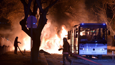 Los bomberos intentan apagar las llamas tras la explosión en Ankara, Turquía, 17 de febrero 2016. REUTERS/Ihlas News Agency