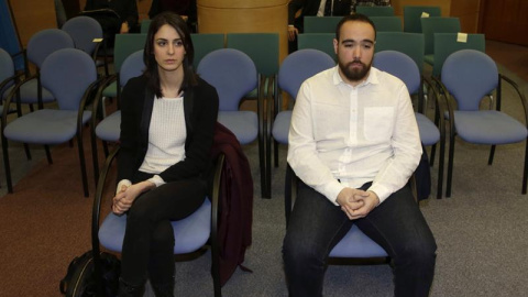 Rita Maestre, portavoz del Ayuntamiento de Madrid, junto a Héctor Meleiro en el juzgado. /EFE