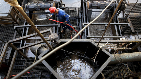 Un trabajador en una plataforma de perforación petrolífera de la estatal venezolana PDVSA, en Cabrutica (Venezuela). REUTERS/Carlos Garcia Rawlins