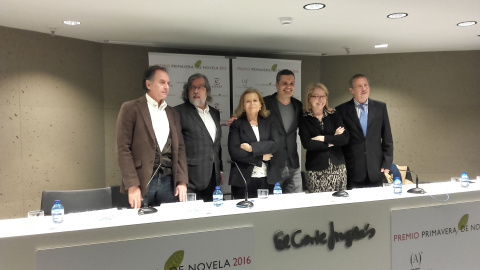 El jurado del Premio Primavera de Novela 2016 junto al ganador, Carlos Montero.