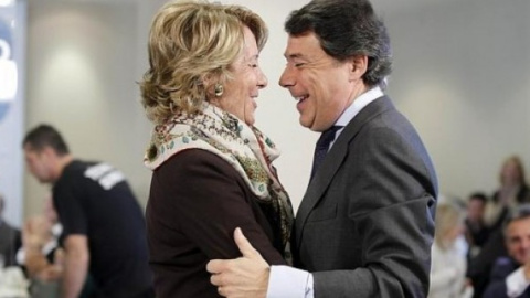 Ignacio González, expresidente de la Comunidad de Madrid, junto a su antecesora en el cargo, Esperanza Aguirre. - EUROPA PRESS