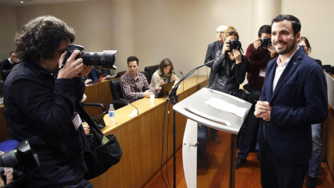 El portavoz de IU, Alberto Garzón, durante la rueda de prensa que ha ofrecido este jueves en el Congreso tras mantener una reunión con Podemos y el PSOE con vistas a la investidura. EFE/Zipi