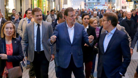 El presidente del Gobierno, Mariano Rajoy, acompañado de la ministra de Fomento, Ana Pastor, y el presidente de la Xunta de Galicia, Alberto Núñez Feijoo, durante el recorrido que ha hecho hoy por las calles de Pontevedra. EFE