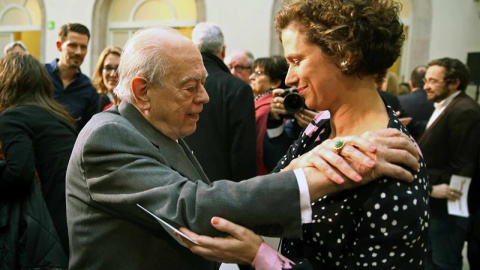 Jordi Pujol da el pésame a la hija de Muriel Casals, Laia Gash, en el Parlament. / TONI ALBIR (EFE)