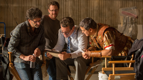 Los Coen, Josh Brolin y George Clooney, en el rodaje de '¡Ave, César!'