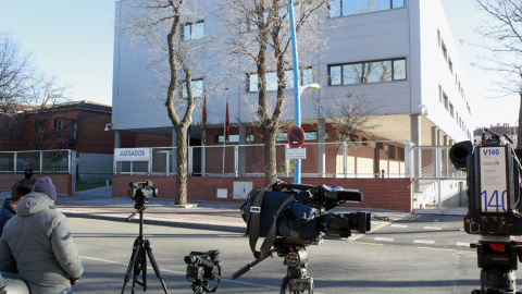 Medios de comunicación en la entrada de los juzgados de Parla donde esta mañana declaran los cinco directivos del Industrial and Comercial Bank of China (ICBC) detenidos el miércoles, entre ellos el director general de su sucursal en España