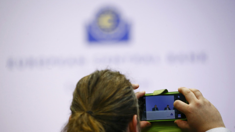 Una periodista toma una foto con su móvil durante la rueda de prensa del presidente del BCE, Mario Draghi, en Fráncftor, tras la reunión mensual del consejo de gobierno de la entidad monetaria de la Eurozona. REUTERS/Kai Pfaffenbach