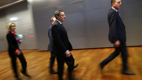 El presidente del BCE, Mario Draghi, con sus colaboradores, camino de la mensual rueda de prensa tras la reunión del Consejo de Gobierno de la entidad, en Fráncfort. REUTERS/Kai Pfaffenbach