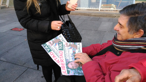 El abogado Carlos Slepoy, reparte pancartas que piden "¡Libertad ya!" para Milagro Sala, delante de la Embajada de Argentina en Madrid./J.T