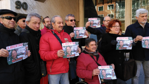 Un colectivo de activistas sujetan pancartas pidiendo la libertad para Milagro Sala delante de la Embajada de Argentina en Madrid antes de entregar el manifiesto./J.T