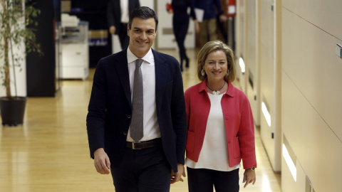 La diputada de CC Ana Oramas con el candidato del PSOE a la investidura, Pedro Sánchez, en su renión a comienzos de mes. EFE