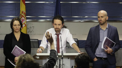 El secretario general de Podemos, Pablo Iglesias, acompañado por el portavoz económico del partido, Nacho Álvarez, y la diputada Carolina Bescansa. EFE/Javier Lizón