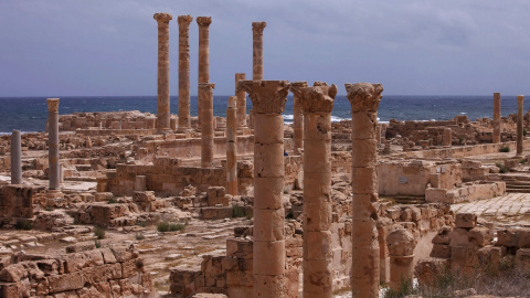 Ruinas romanas en la ciudad libia de Sabratha, junto a la costa mediterránea. REUTERS/Ismail Zitouny