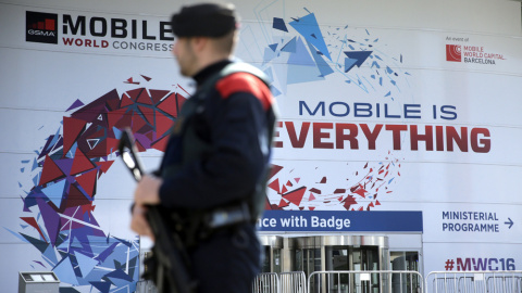 Un mosso d'esquadra ante la puerta de entrada de la Feria de Barcelona, que tiene ya todo a punto para recibir un nuevo Congreso Mundial de Móviles (MWC), del 22 al 25 de febrero. EFE/Alberto Estévez