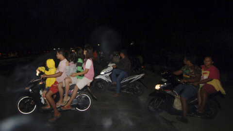 Varios residentes de la ciudad de Padang, en Sumatra Occidental, escapan con sus motocicletas ante la alerta de tsunami. REUTERS/Iggoy el Fitra