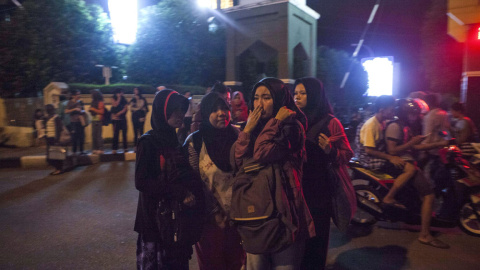 Residentes de Padang, la capital de Sumatra Occidente, permanecen en la calle tras el aviso de tsunami. EFE/Zulkifli