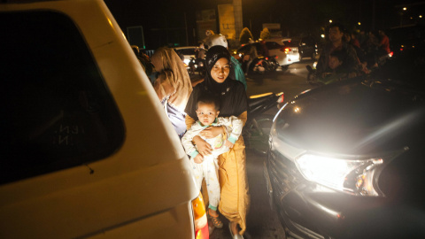 Residentes de Padang, la capital de Sumatra Occidente, permanecen en la calle tras el aviso de tsunami. EFE/Zulkifli